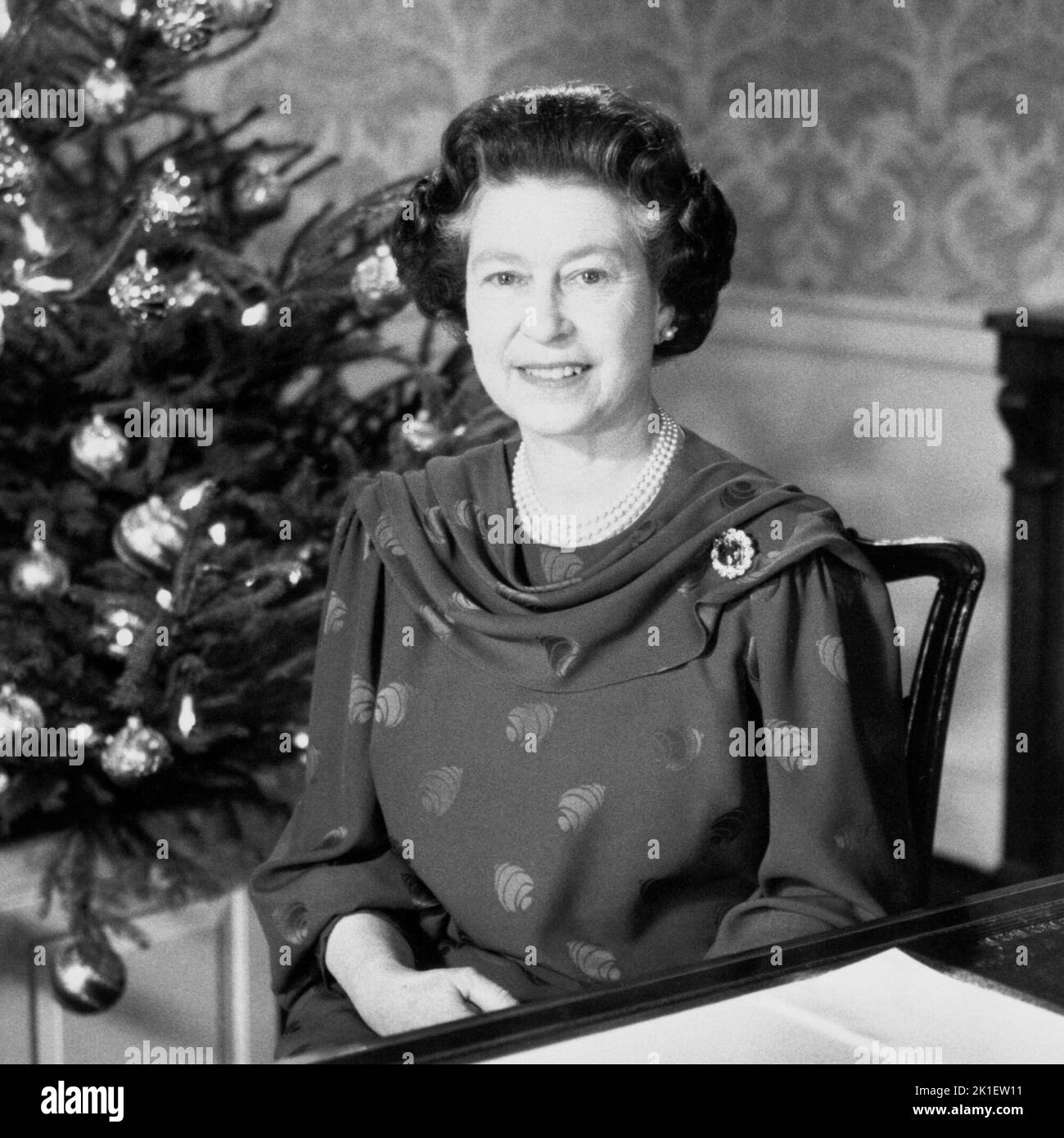 Datei Foto vom 23/12/1987 von der Königin macht ihre traditionelle Weihnachtsansprache an die Nation und den Commonwealth. Ausgabedatum: Sonntag, 18. September 2022.. Bildnachweis sollte lauten: PA Wire Stockfoto