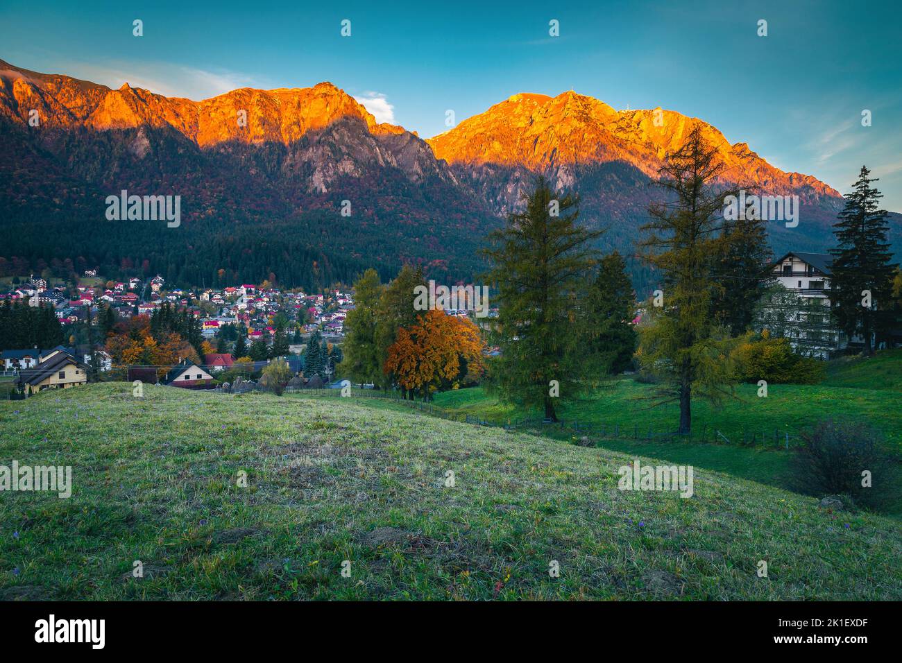 Einer der schönsten Berg mit berühmten touristischen Resort in Rumänien, Busteni, Bucegi Berge, Karpaten, Europa Stockfoto