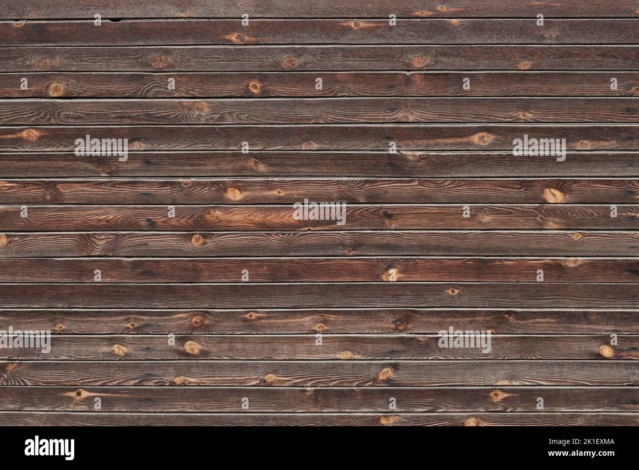 Dunkelbrauner Holzzaun oder Wand aus horizontalen Brettern Stockfoto