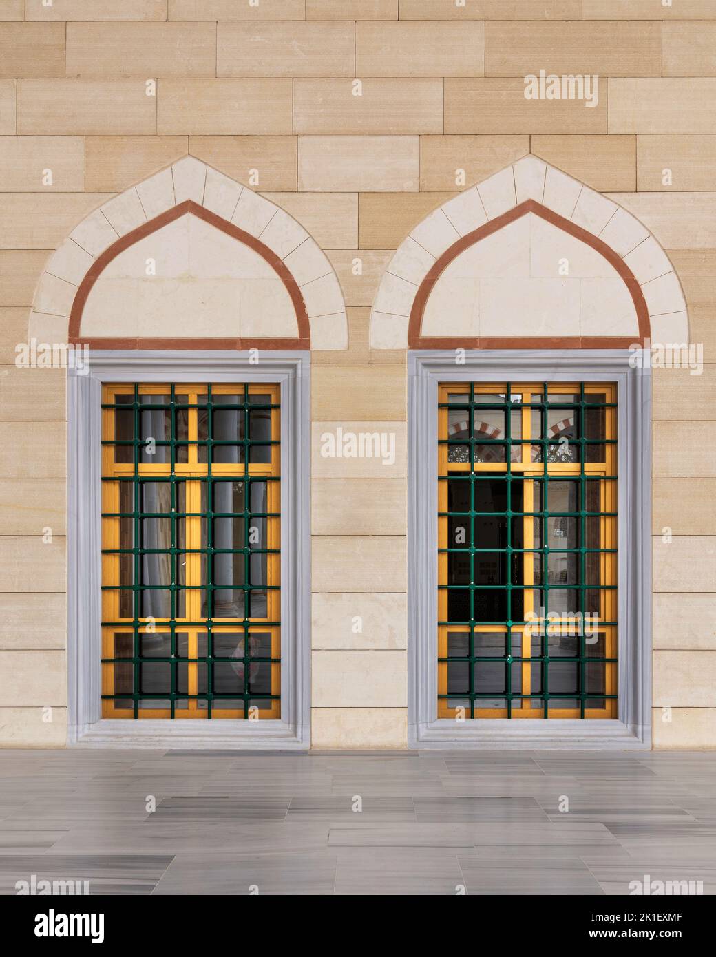 Zwei angrenzende schmiedeeiserne Bogenfenster mit modernem Architekturdesign im Innenhof der Camlica-Moschee, Istanbul, Türkei Stockfoto
