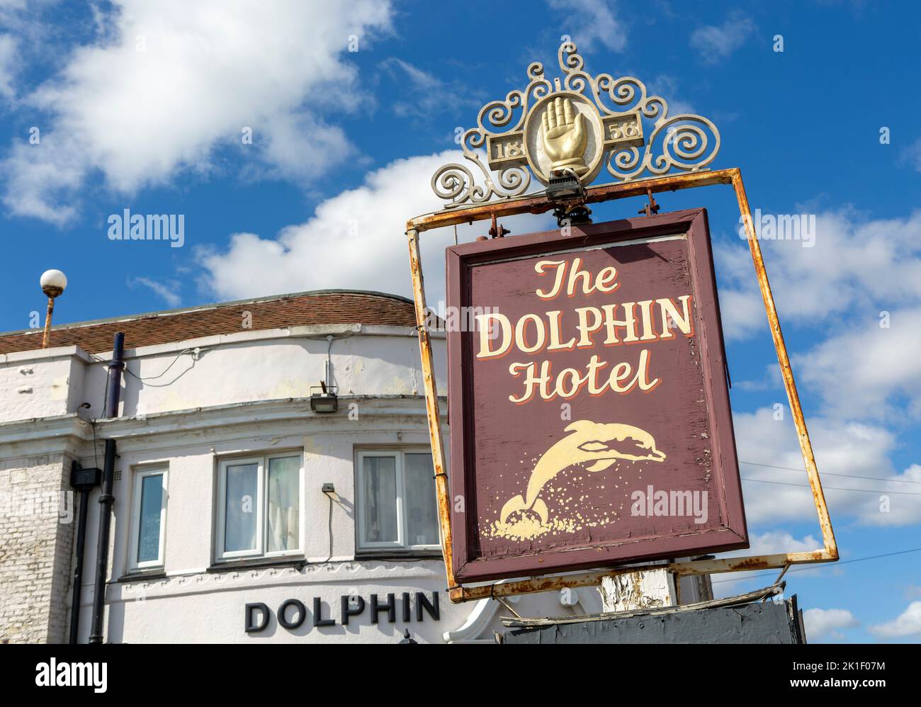 Historisches Pub-Schildergebäude Dolphin Hotel geschlossenes öffentliches Haus, Felixstowe, Suffolk, England, Großbritannien Stockfoto