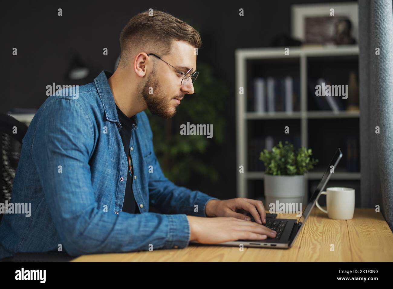 Mann, der Code schreibt Stockfoto