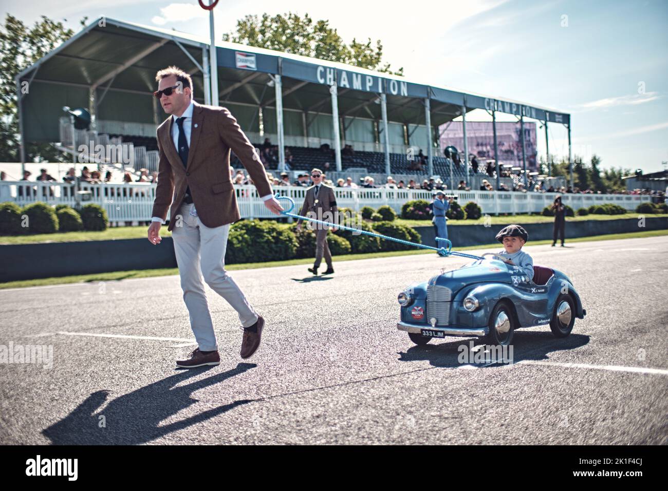 Goodwood, Chichester, Großbritannien. 18. September 2022. Kids of Goodwood Revival's Settring Cup - Austin J40 Pedal Car Race während des Goodwood Revival 2022 ( Credit: Gergo Toth/Alamy Live News Stockfoto