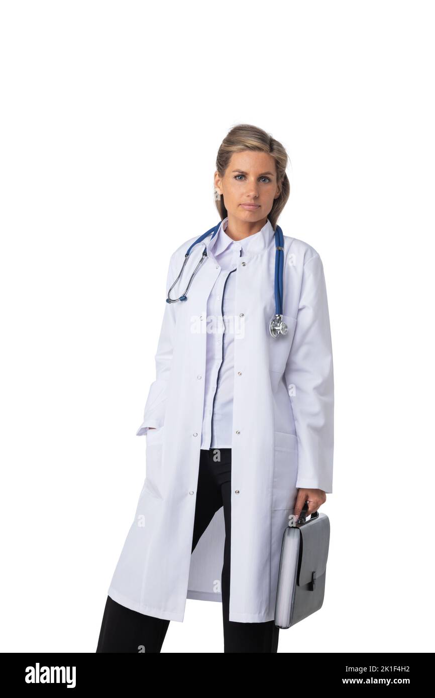 In voller Länge Porträt einer lächelnden Ärztin in Labcoat isoliert auf weißem Hintergrund Stockfoto