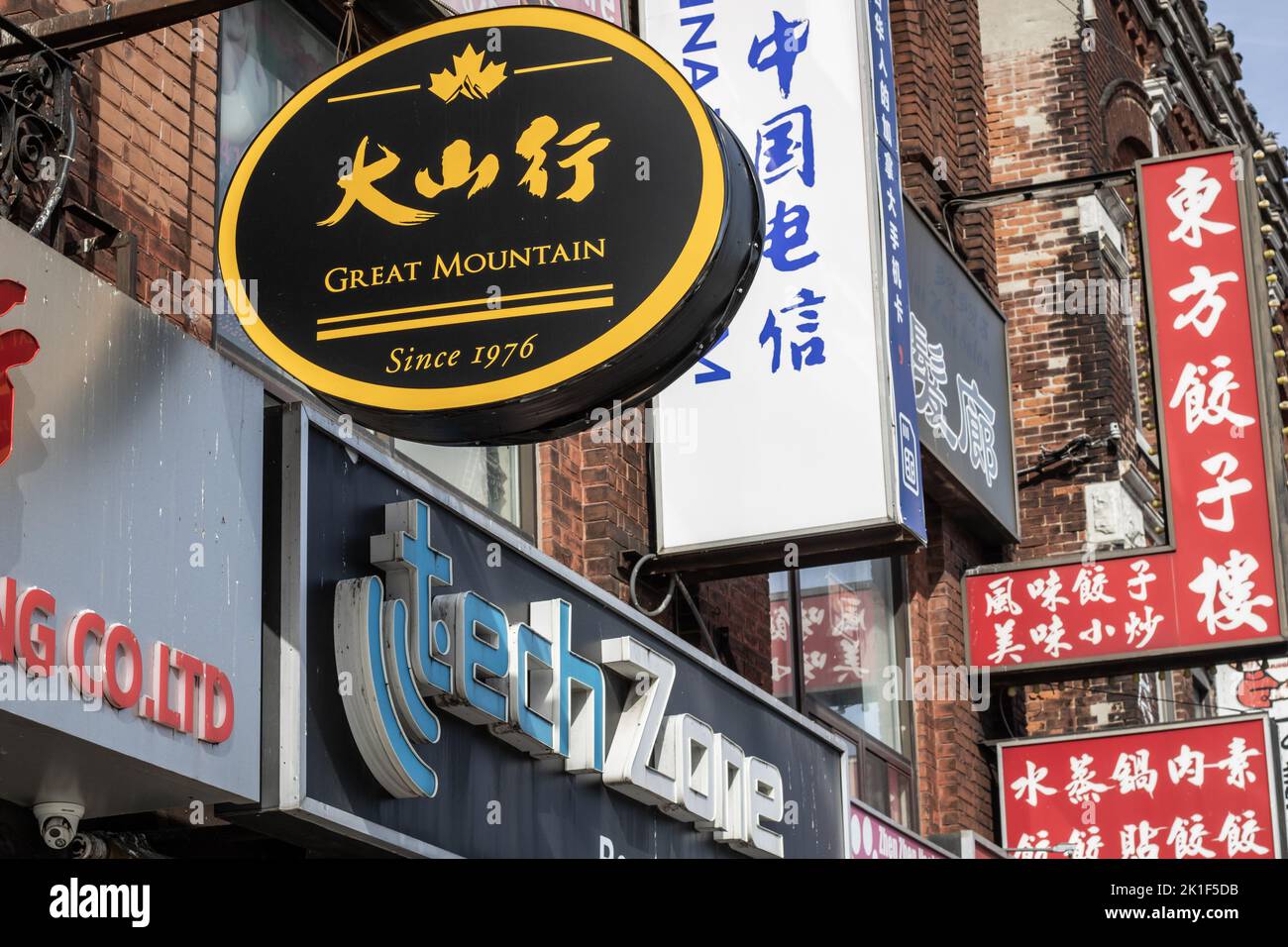 In Chinatown, Toronto, werden Schilder auf Englisch und Mandarin eingefangen Stockfoto