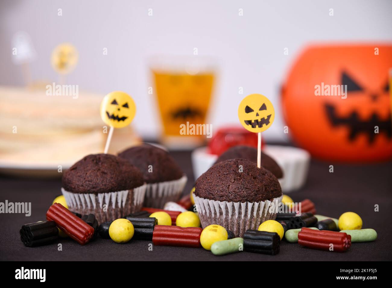 Halloween Muffins und Süßigkeiten auf dem Tisch. Stockfoto