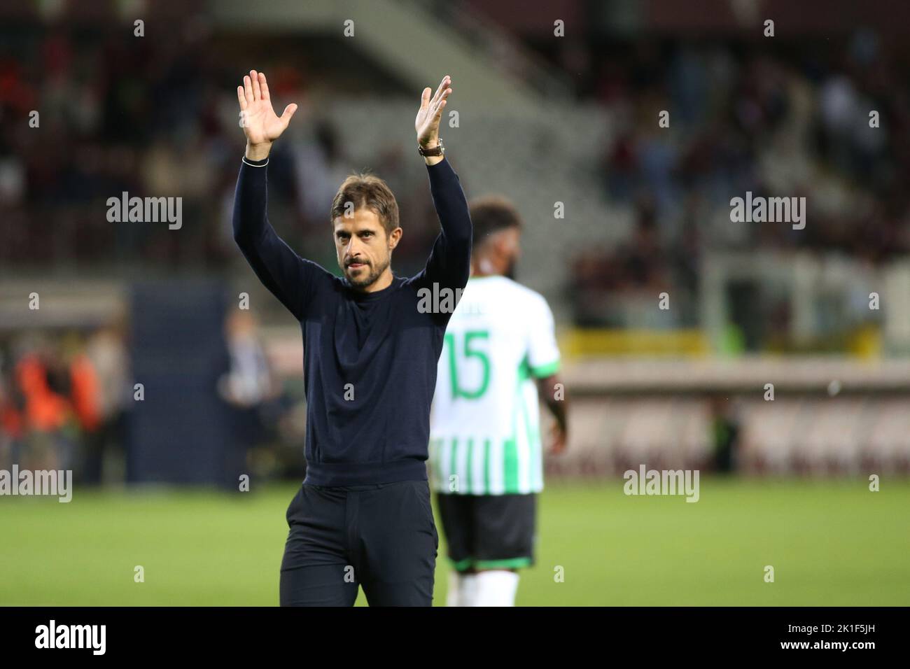 Turin, Italien. 17. September 2022. Alessio Dionisi (Cheftrainer Sassuolo) feiert den Sieg des Spiels während Turin FC vs US Sassuolo, italienische Fußballserie A Spiel in Turin, Italien, September 17 2022 Quelle: Independent Photo Agency/Alamy Live News Stockfoto