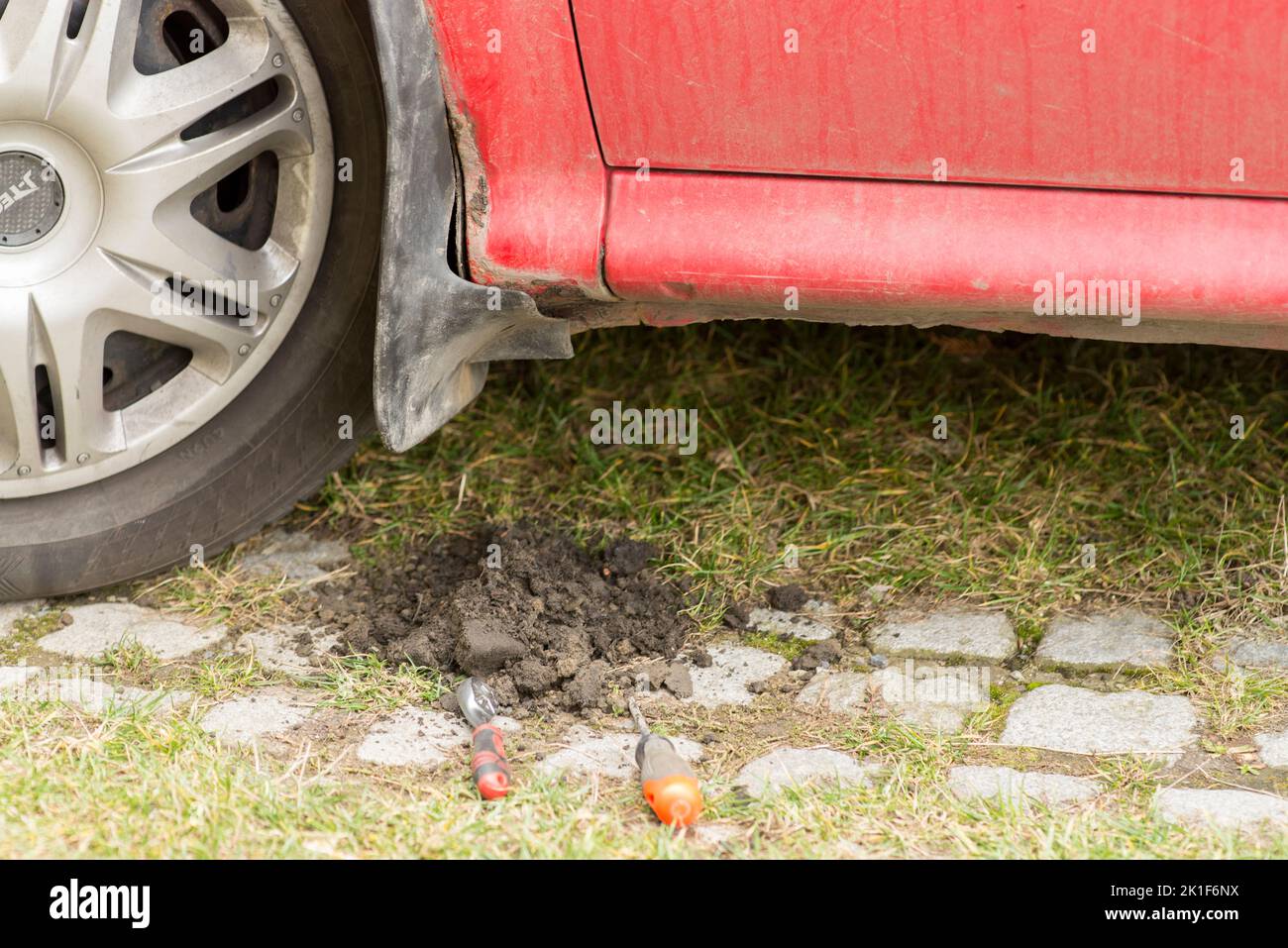 Olomouc, Feb 19., Tschechische RepCar Radhäuser Reinigung von alten Schlamm und Schmutz seit Jahren angesammelt. Stockfoto