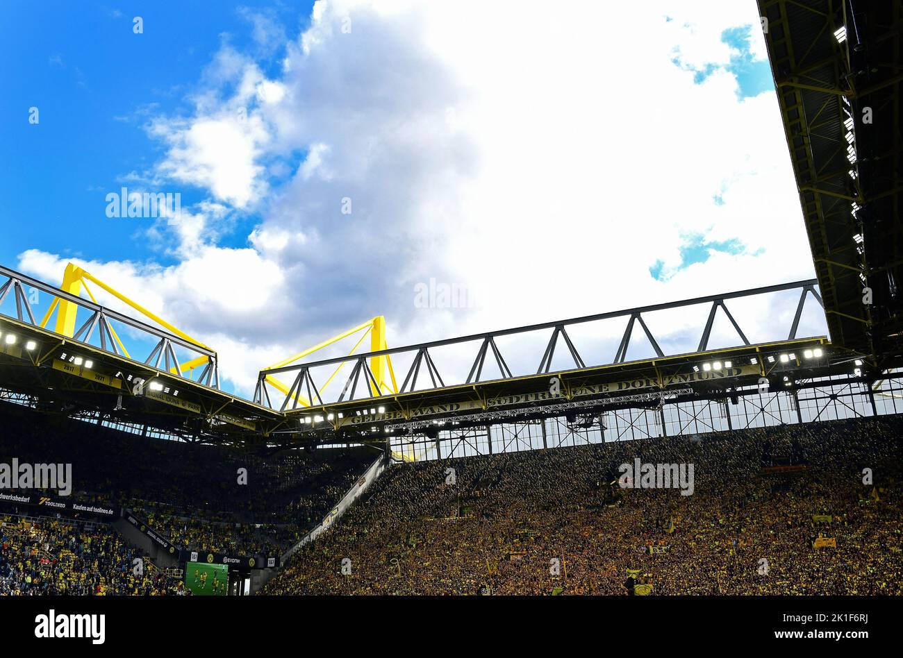 Bundesliga, Signal Iduna Park Dortmund: Borussia Dortmund gegen FC Schallke 04; Gelbe Mauer im Süden steht unter blauem Himmel Stockfoto