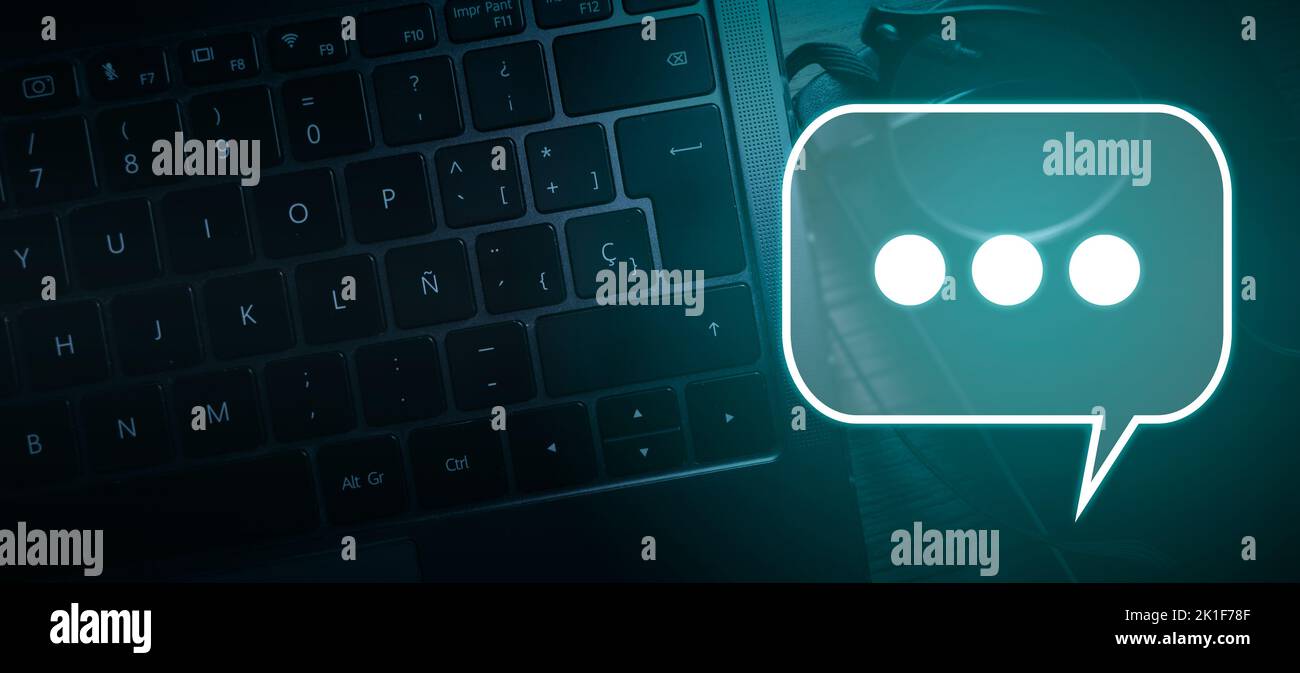 Banner des Social-Media-Konzepts. Symbolnachricht mit Büroschreibtisch als Hintergrund. Internet der Dinge. Digitale Technologie. Anwendungskommunikation. Stockfoto