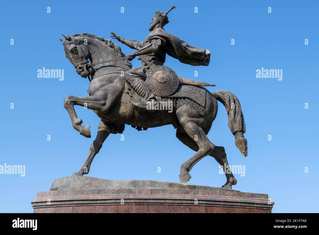 TASCHKENT, USBEKISTAN - 15. SEPTEMBER 2022: Denkmal für Amir Temur (Tamerlane) aus der Nähe vor blauem wolkenlosem Himmel Stockfoto