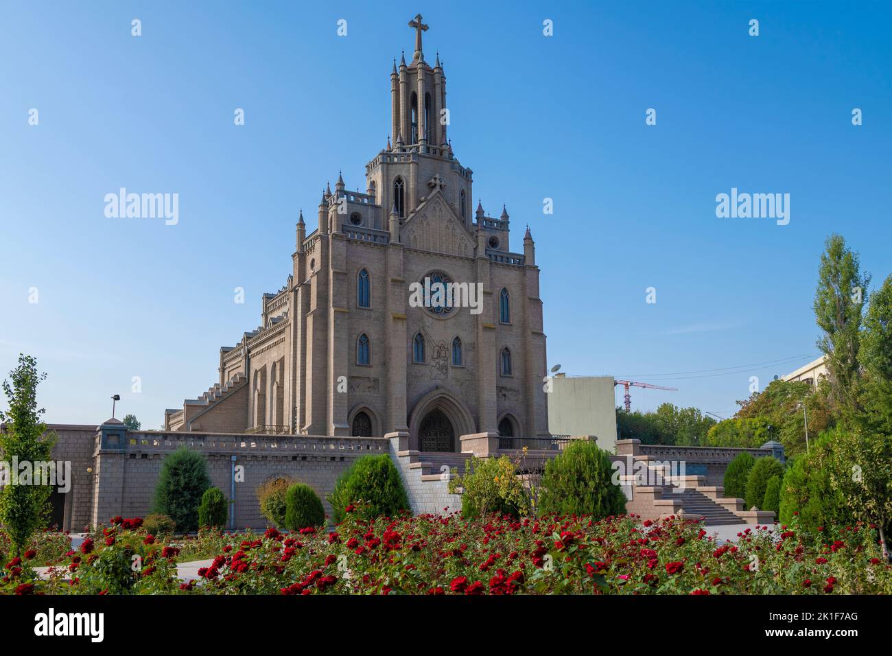 Blick auf die römisch-katholische Kathedrale des Heiligen Herzens Jesu an einem Septembermorgen. Taschkent, Usbekistan Stockfoto