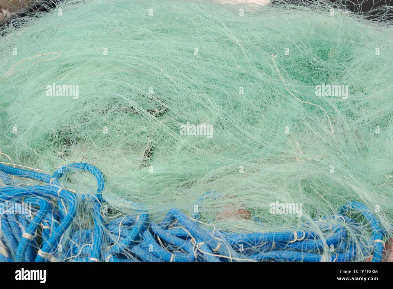 Feinmaschige Fischernetze für kleine Fische oder Krebse, die nach Gebrauch und vor der Reinigung auf einem Haufen liegen Stockfoto