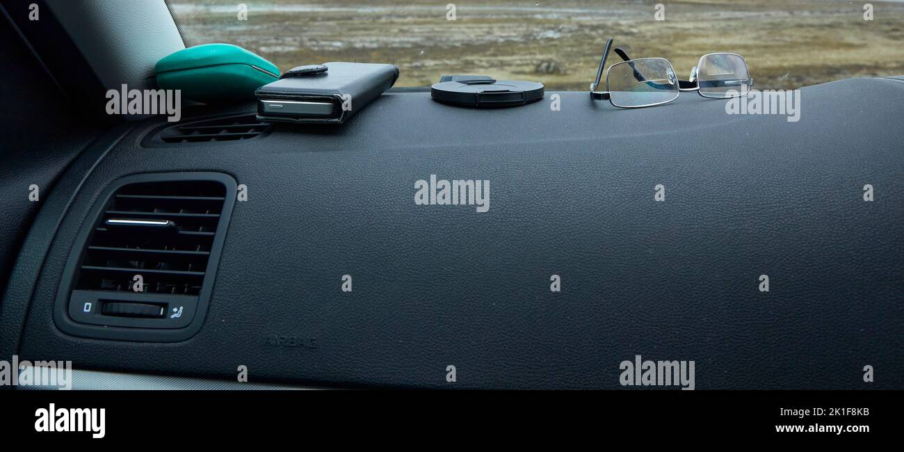 Verschiedene Elemente auf einem Armaturenbrett Stockfoto