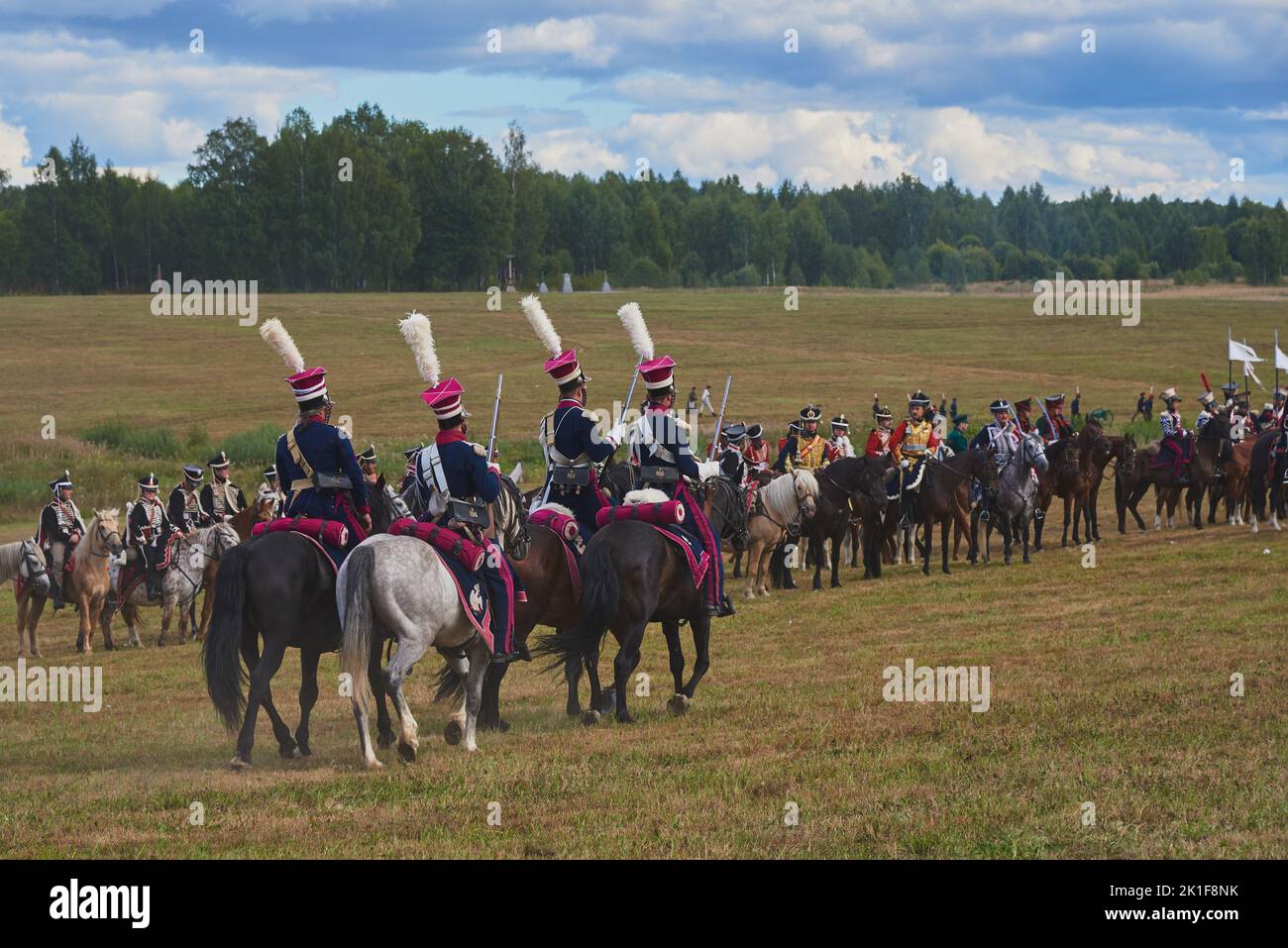 4. September 2022, Borodino, Russland. Rekonstruktion der Schlacht von 1812 auf dem Borodino-Feld. Die Menschen ziehen die Kostüme der Russen und Franzosen an Stockfoto