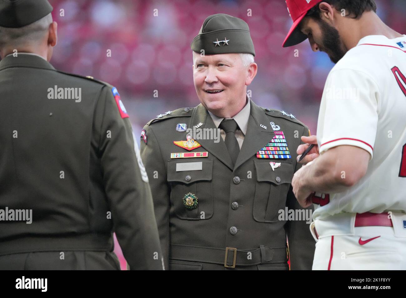 St. Louis, Usa. 17.. Juni 2022. James E. Bonner, Generalmajor der United States Army, kommandierender General des United States Army Maneuve Support Center of Excellence und Fort Leonard Wood, Missouri, wartet darauf, dass ein Baseballspiel unterzeichnet wird, nachdem er einen feierlichen ersten Pitch vor der Cincinnati Reds-St. geworfen hat Baseballspiel der Louis Cardinals im Busch Stadium in St. Louis am Samstag, den 17. September 2022. Foto von Bill Greenblatt/UPI Credit: UPI/Alamy Live News Stockfoto