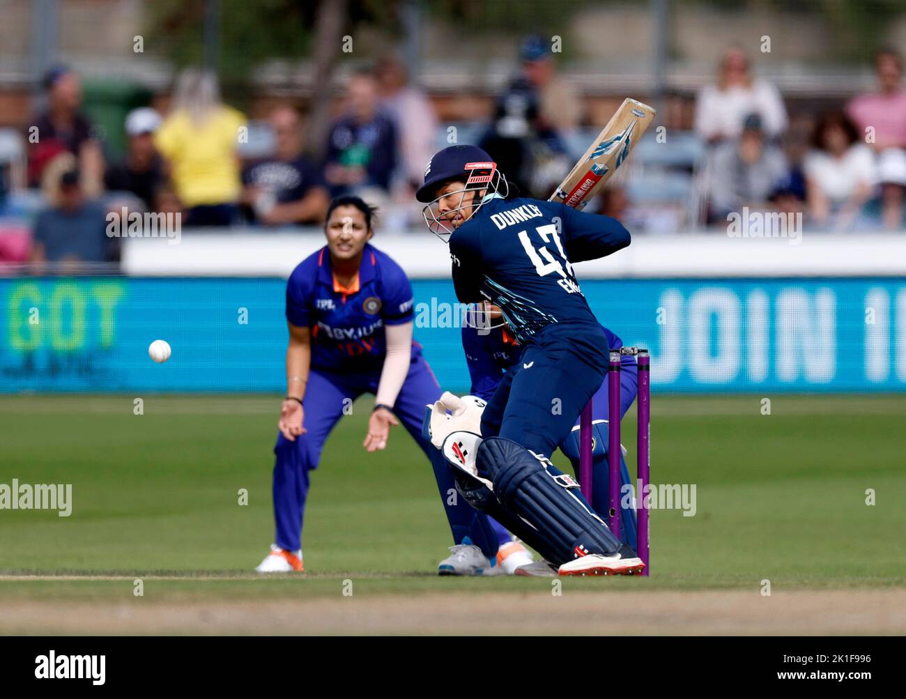 Die Engländerin Sophia Dunkley hat beim ersten eintägigen internationalen Spiel auf dem Central County Ground 1. in Hove geschlagen. Bilddatum: Sonntag, 18. September 2022. Stockfoto