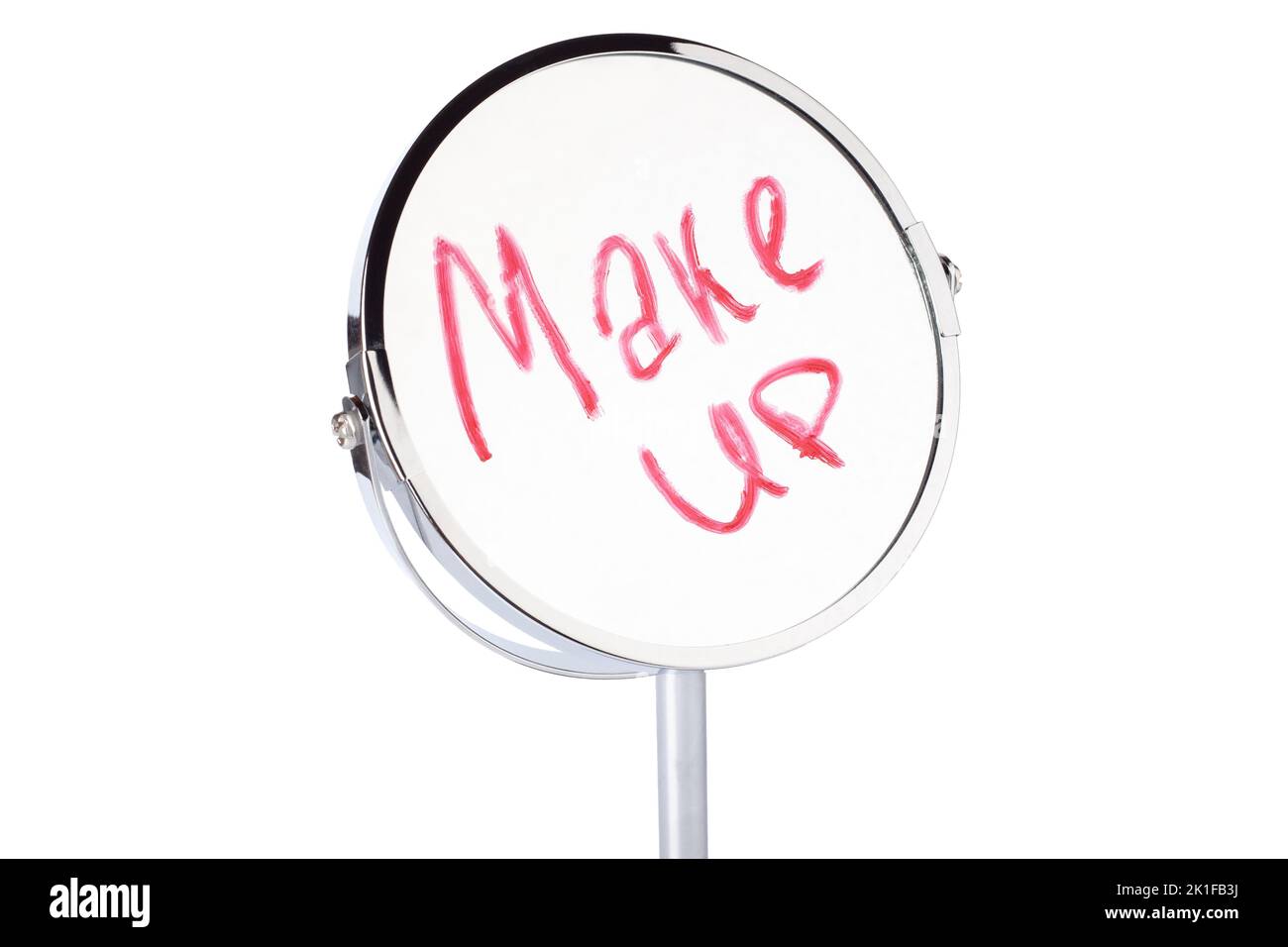 Wörter bilden auf Spiegel ist in rotem Lippenstift geschrieben. Inschrift Make-up auf Gesichtsspiegel. Desktop Make-up Kosmetikspiegel isoliert. Heimspiegel aus Metall Stockfoto