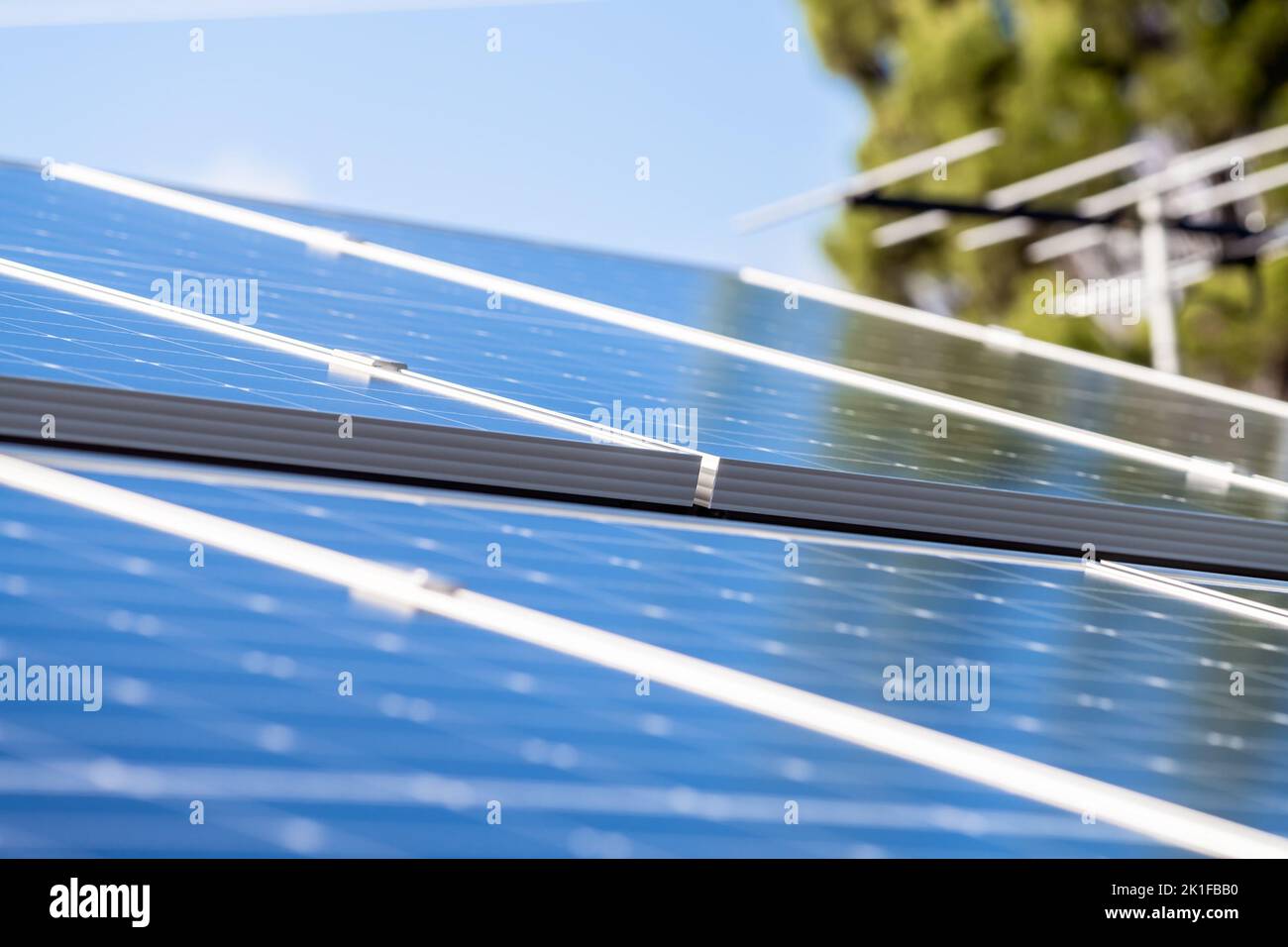 Abstrakte Ansicht von Sonnenkollektoren auf einem Hausdach in Australien. Selektiver Fokus in der Bildmitte Stockfoto
