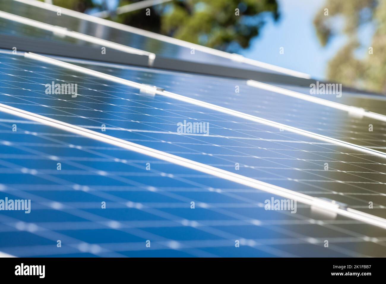 Abstrakte Ansicht von Sonnenkollektoren auf einem Hausdach in Australien. Selektiver Fokus in der Bildmitte Stockfoto