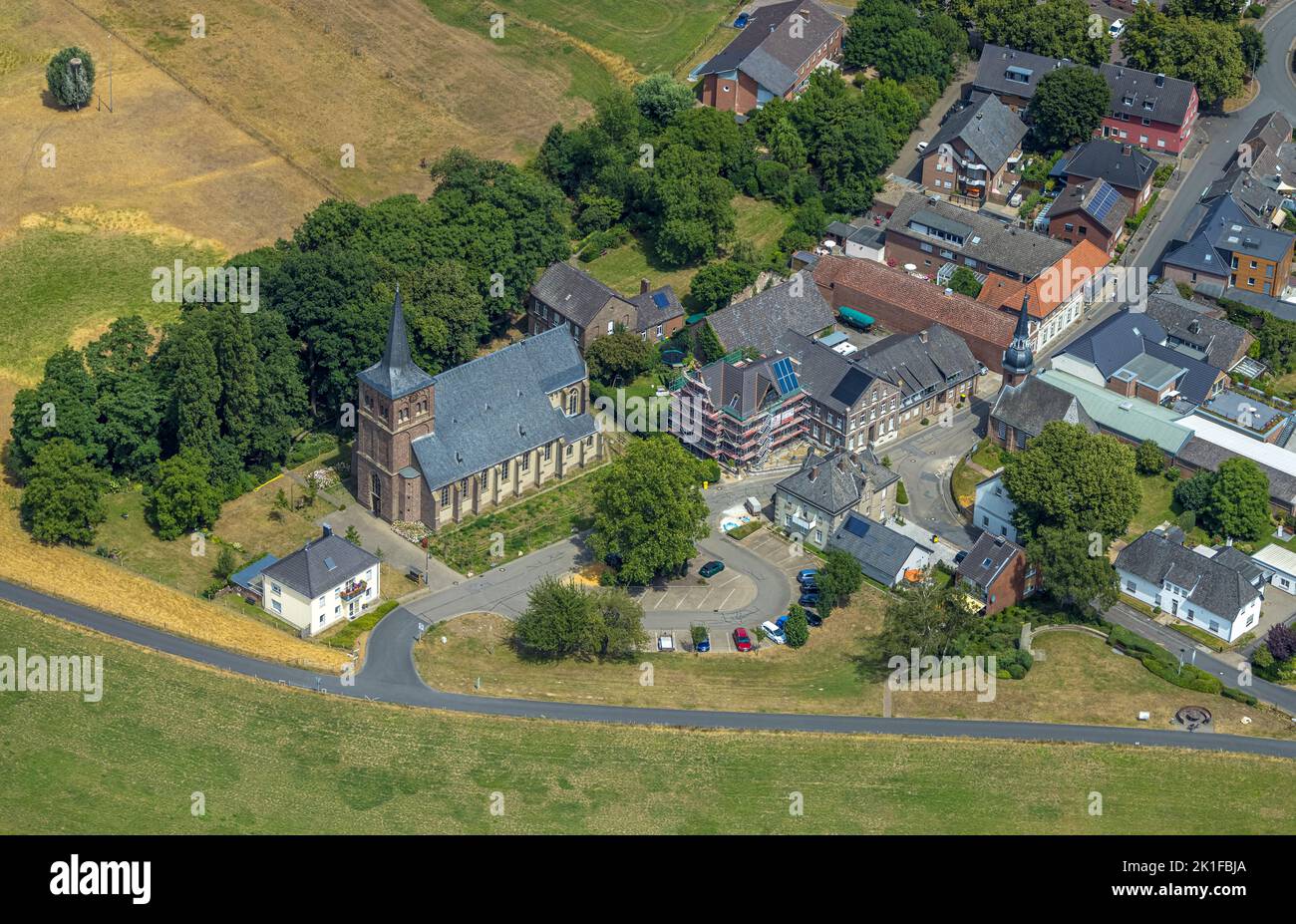 Luftaufnahme, Baustellenerweiterung am Pastor-Kühnen-Platz, links die katholische St. Johannes Kirche, rechts die Kirche evang. Dorf Stockfoto