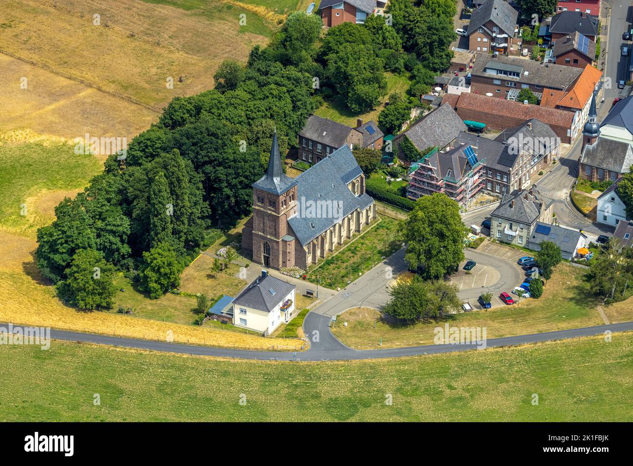 Luftaufnahme, Baustellenerweiterung am Pastor-Kühnen-Platz, links die katholische St. Johannes Kirche, rechts die Kirche evang. Dorf Stockfoto
