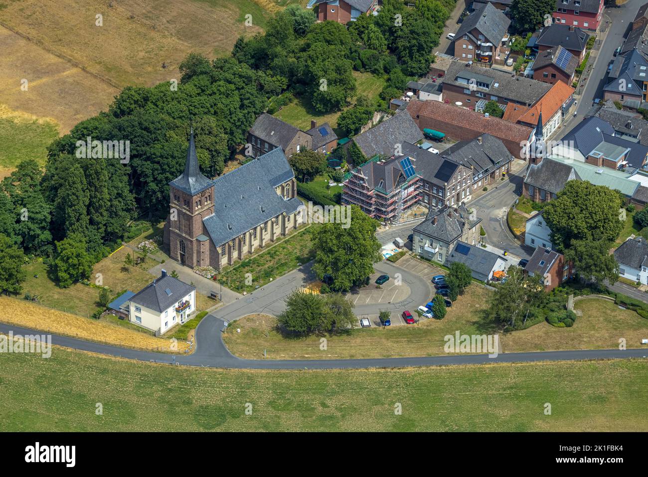 Luftaufnahme, Baustellenerweiterung am Pastor-Kühnen-Platz, links die katholische St. Johannes Kirche, rechts die Kirche evang. Dorf chur Stockfoto