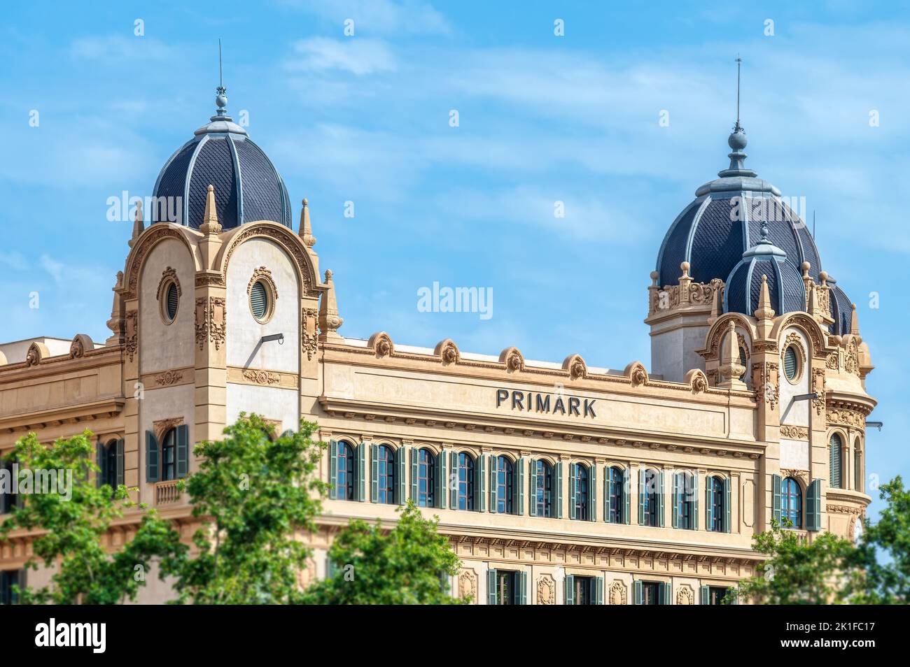 Ein Schild für Primark auf einem Gebäude mit zwei Kuppeltürmen. Stockfoto