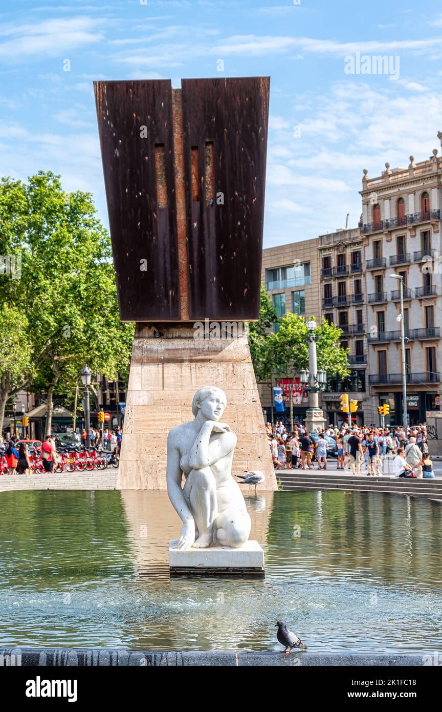 Statue und Brunnen des Denkmals zu Ehren von Francesc Macia. Das Kunstwerk befindet sich auf der Plaza de Catalunya. Stockfoto