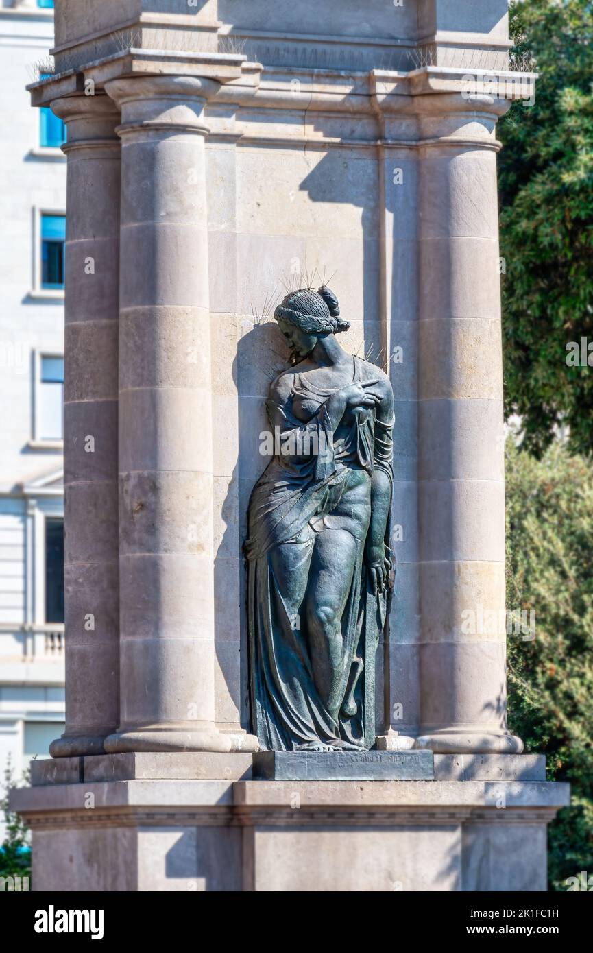 Auf der Plaza de Catalunya befindet sich eine Skulptur namens 'Mujer' von Joan Borrell. Stockfoto