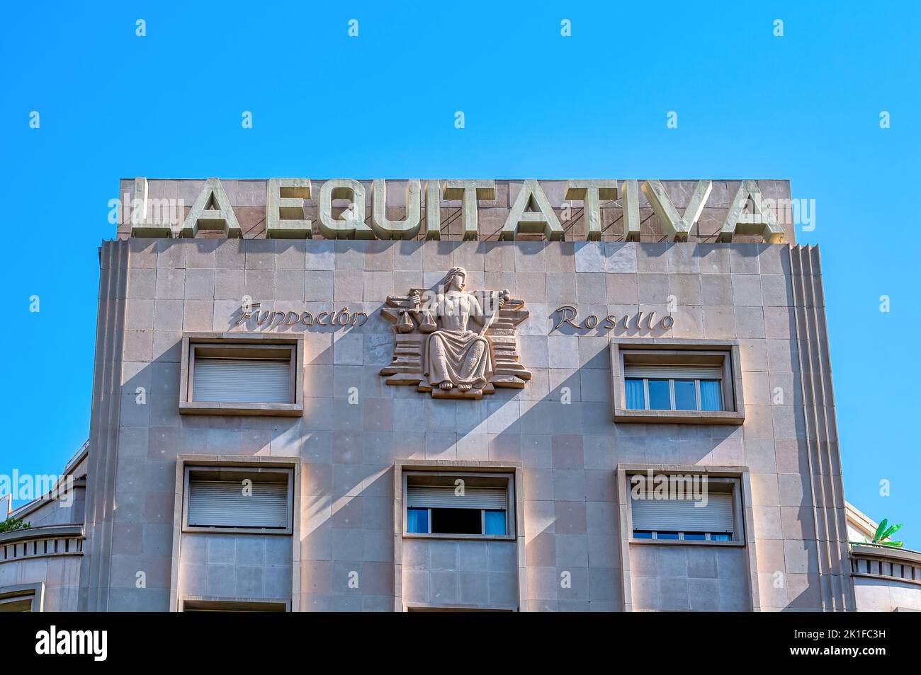 Schild der Stiftung La Equitativa Rosillo auf einem Steinmauergebäude, barcelona, spanien Stockfoto