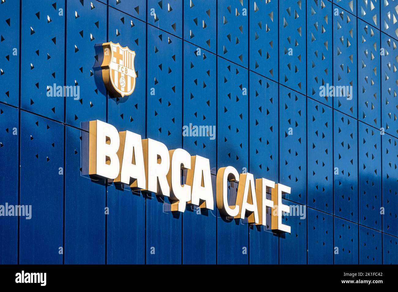 Zeichen oder Logo des Football Club Barcelona oder FCB und ein Geschäftsschild mit der Aufschrift Barca Cafe Stockfoto