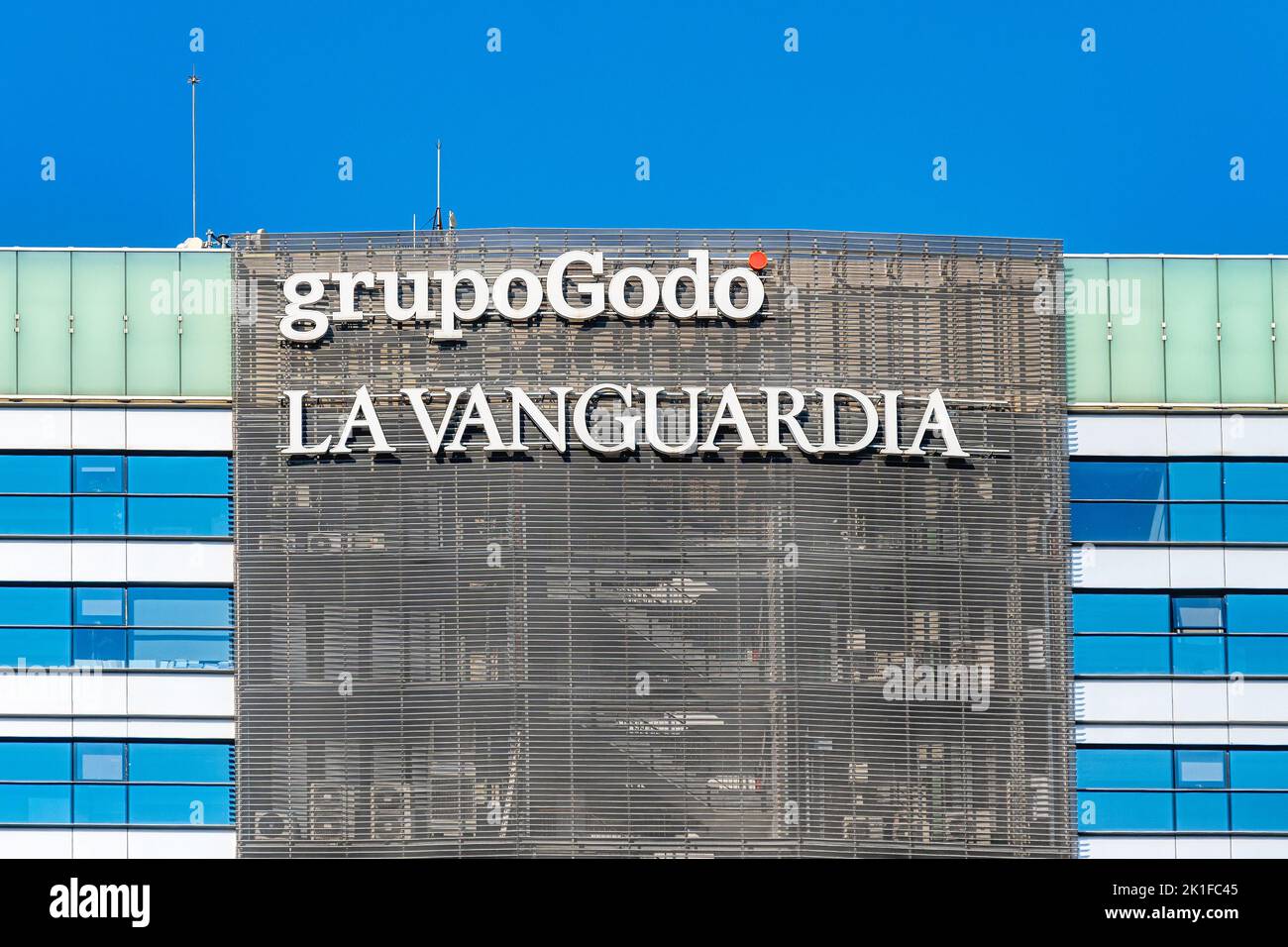 Ein Schild oder Logo mit der Aufschrift Grupo Godo La Vanguardia befindet sich auf einer modernen Gebäudefassade Stockfoto
