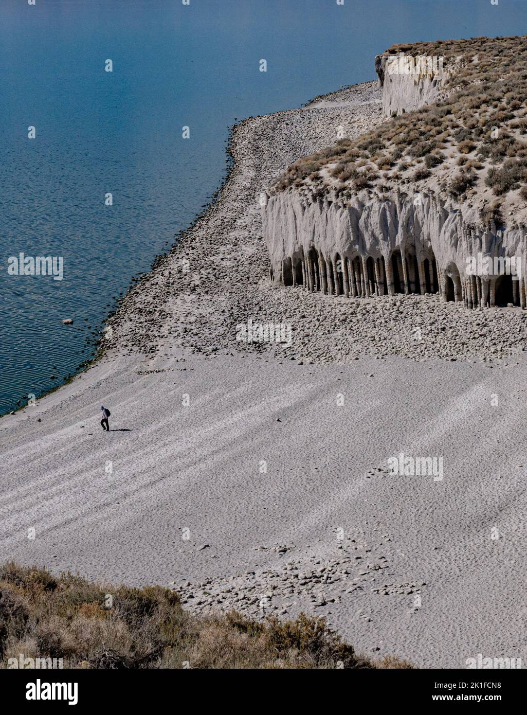 Eine Drohnenaufnahme von Crowley Lake und Steinsäulen in Kalifornien Stockfoto