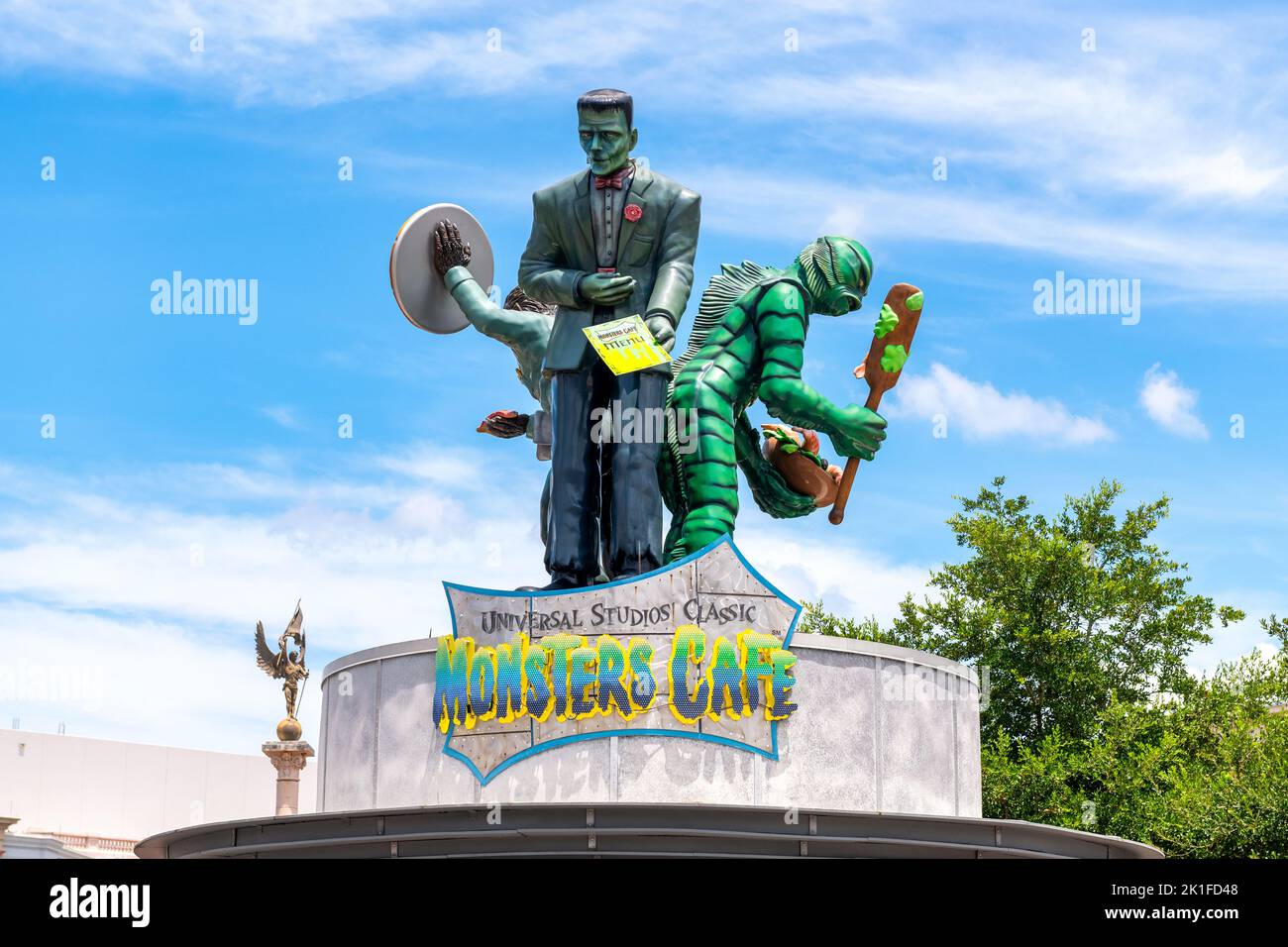 Dekoration auf dem Monster's Cafe. Vorderansicht der Frankenstein-Statue. Stockfoto