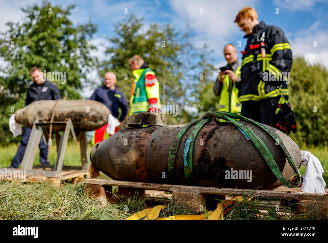 Schwentinental, Deutschland. 18. September 2022. Mitarbeiter des Sprengstoffentsorgungsdienstes Schleswig-Holstein sowie Polizei und Feuerwehrleute schauen sich zwei entschärfende Luftbomben aus dem Zweiten Weltkrieg an. Während der Erkundungsarbeiten trafen Mitarbeiter des Sprengstoffentsorgungsdienstes auf drei Luftbomben, die entschärft werden konnten. Quelle: Axel Heimken/dpa/Alamy Live News Stockfoto
