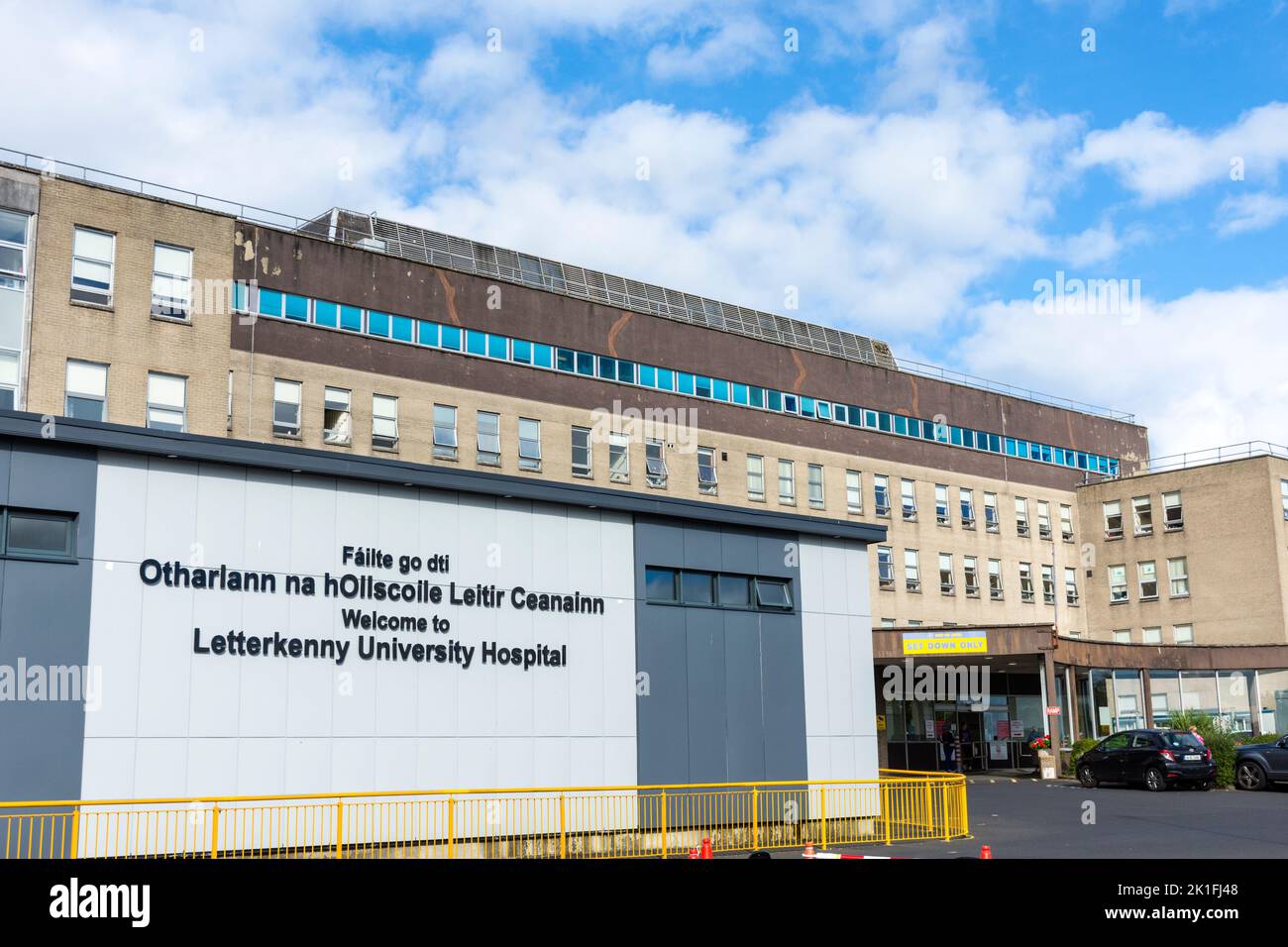 Außenfront des Letterkenny University Hospital (LUH), einem Akutkrankenhaus für Allgemeinmedizin und Geburtshilfe, County Donegal, Irland Stockfoto