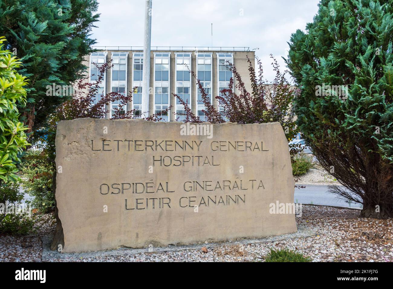 Außenfront des Letterkenny University Hospital (LUH), einem Akutkrankenhaus für Allgemeinmedizin und Geburtshilfe, County Donegal, Irland Stockfoto