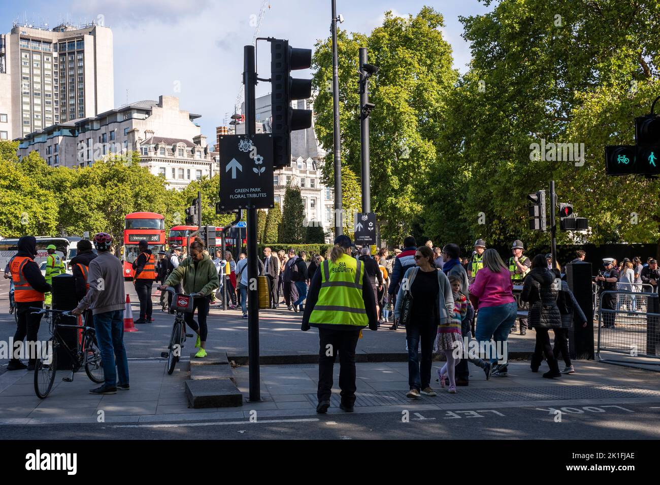 Green Park, Westminster, London, Großbritannien. 18. September 2022. Am Tag vor der Beerdigung von Königin Elisabeth II. Wird die Königin, die für die meisten, wenn nicht sogar ihr ganzes Leben regierte, von Menschen aus ganz Großbritannien und Übersee, die Blumen sehen und legen, gewürdigt. Trotz der Tausenden von Menschen ist die Atmosphäre gedämpft und ruhig. Quelle: Rena Pearl/Alamy Live News Stockfoto