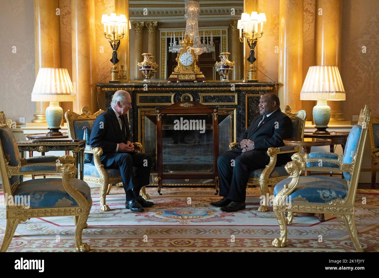 König Charles III. Und der Premierminister von Papua-Neuguinea, James Marape, empfangen die Premierminister des Königreichs im Saal 1844 im Buckingham Palace in London. Bilddatum: Sonntag, 18. September 2022. Stockfoto