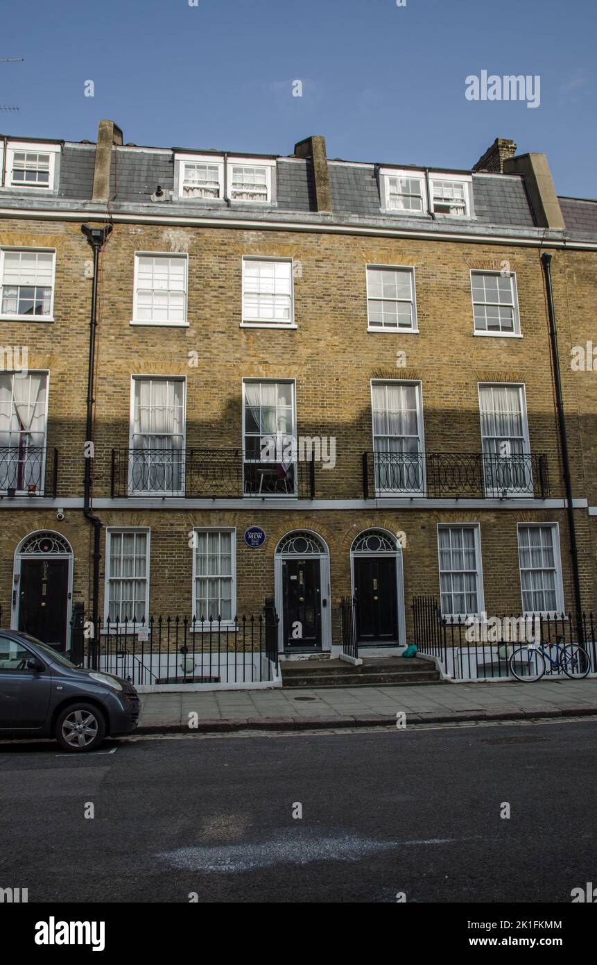 London, Großbritannien - 21. März 2022: Historisches georgianisches Stadthaus in Bloomsbury, das einst die Heimat der Dichterin Charlotte Mew war. An einem sonnigen Frühlingsanfang gesehen Stockfoto