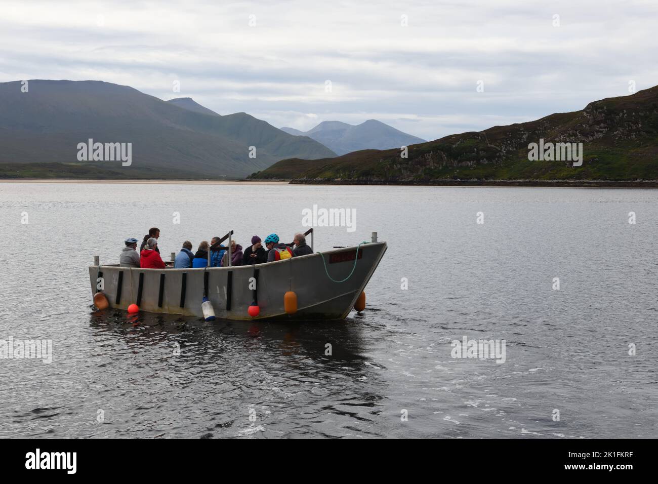 Die kleine Passagierfähre verlässt Keoldale und überquert den Kyle of Durness in Schottland, Großbritannien, auf einer Reise zum nordwestlichsten Punkt des Festlandes. Stockfoto