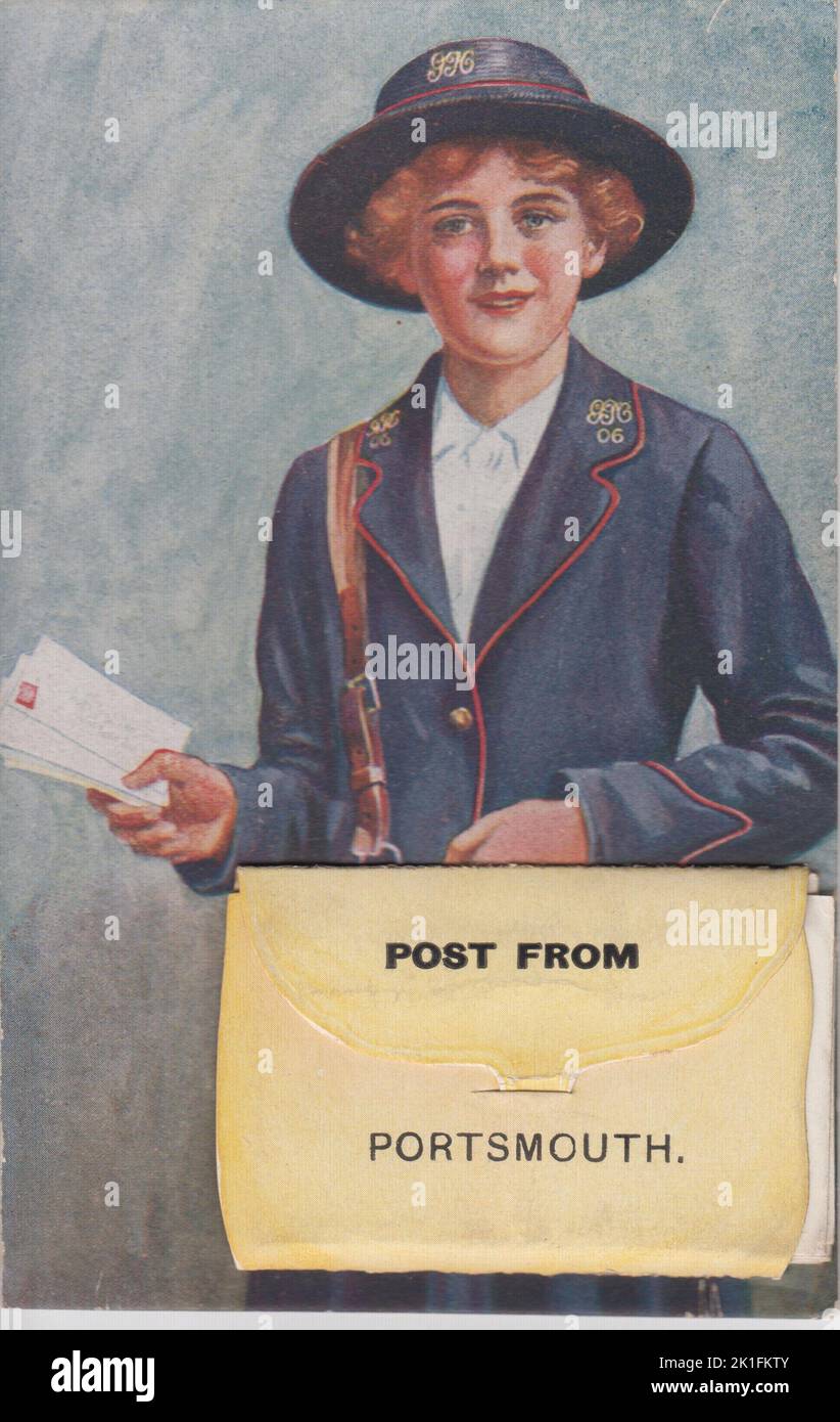'Post from Portsmouth': Postkarte aus dem Ersten Weltkrieg, auf der eine Illustration einer Postarbeiterin aus dem Krieg in blauer Uniform mit einer übergroßen Tasche abgebildet ist (die Tasche enthält kleine Fotos von Portsmouth) Stockfoto