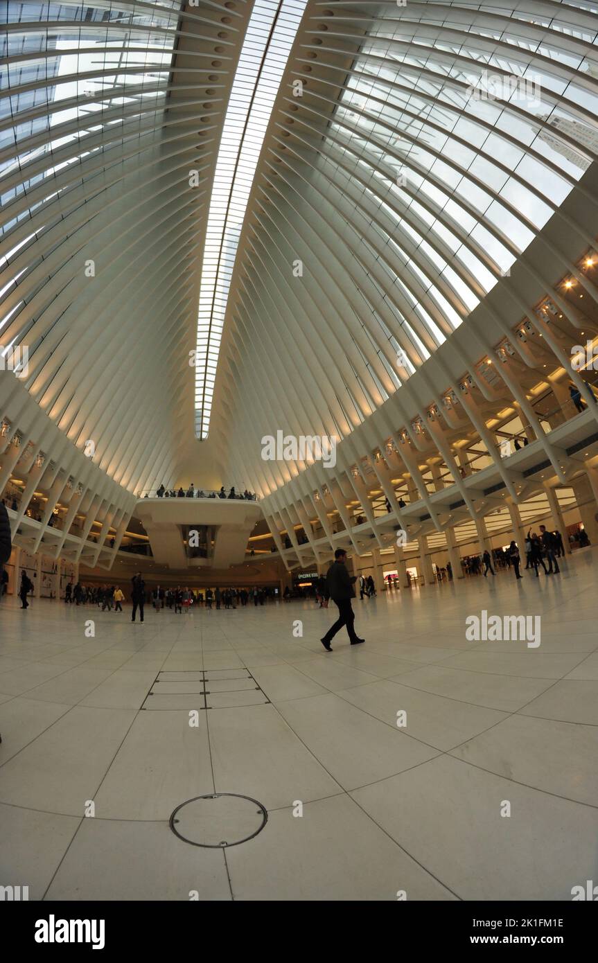 Eine vertikale Aufnahme von Menschen auf der Treppe des Westfield World Trade Center in New York, Oculus Center Stockfoto