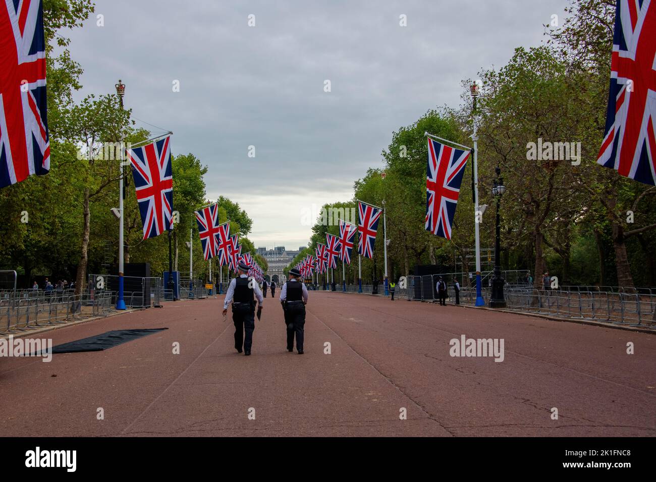 Vorbereitungen vor dem Buckingham Palace für die Beerdigungen am 19.. Oktober 2022 Stockfoto