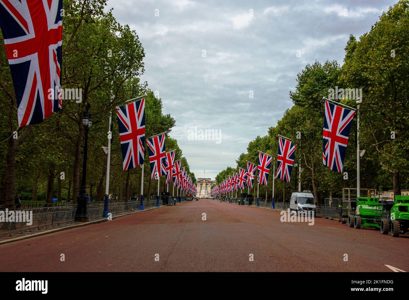 Vorbereitungen vor dem Buckingham Palace für die Beerdigungen am 19.. Oktober 2022 Stockfoto