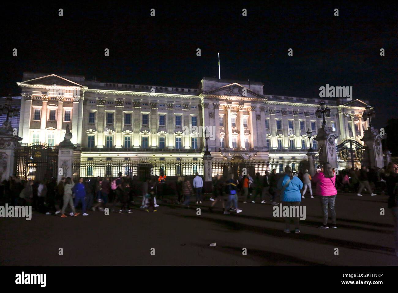 17. September 2022. Buckingham Palace, London, England. Buckingham Palace. Während die Stadt sich auf das Begräbnis Ihrer Majestät Königin Elizabeth II. Vorbereitet, wurden im gesamten Londoner Zentrum strenge Sicherheitsvorkehrungen mit einer starken Polizeipräsenz verhängt Die Königin wird am Montag, den 19.. September, begraben. (Foto von Charlie Varley/Sipa USA) Stockfoto