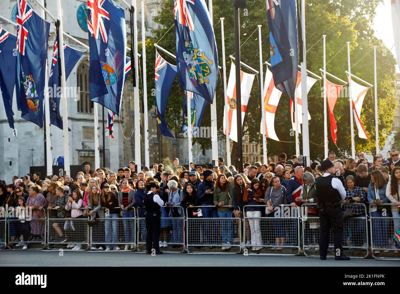 17. September 2022. Westminster, London, England. Riesige Menschenmassen füllen Westminster, wo Königin Elizabeth II. Im Bundesstaat liegt. Während die Stadt sich auf das Begräbnis Ihrer Majestät Königin Elizabeth II. Vorbereitet, wurden im gesamten Londoner Zentrum strenge Sicherheitsvorkehrungen mit einer starken Polizeipräsenz verhängt Die Königin wird am Montag, den 19.. September, begraben. (Foto von Charlie Varley/Sipa USA) Stockfoto