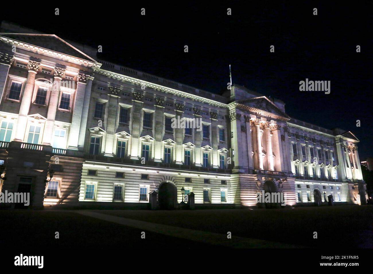 17. September 2022. Buckingham Palace, London, England. Buckingham Palace. Während die Stadt sich auf das Begräbnis Ihrer Majestät Königin Elizabeth II. Vorbereitet, wurden im gesamten Londoner Zentrum strenge Sicherheitsvorkehrungen mit einer starken Polizeipräsenz verhängt Die Königin wird am Montag, den 19.. September, begraben. (Foto von Charlie Varley/Sipa USA) Stockfoto