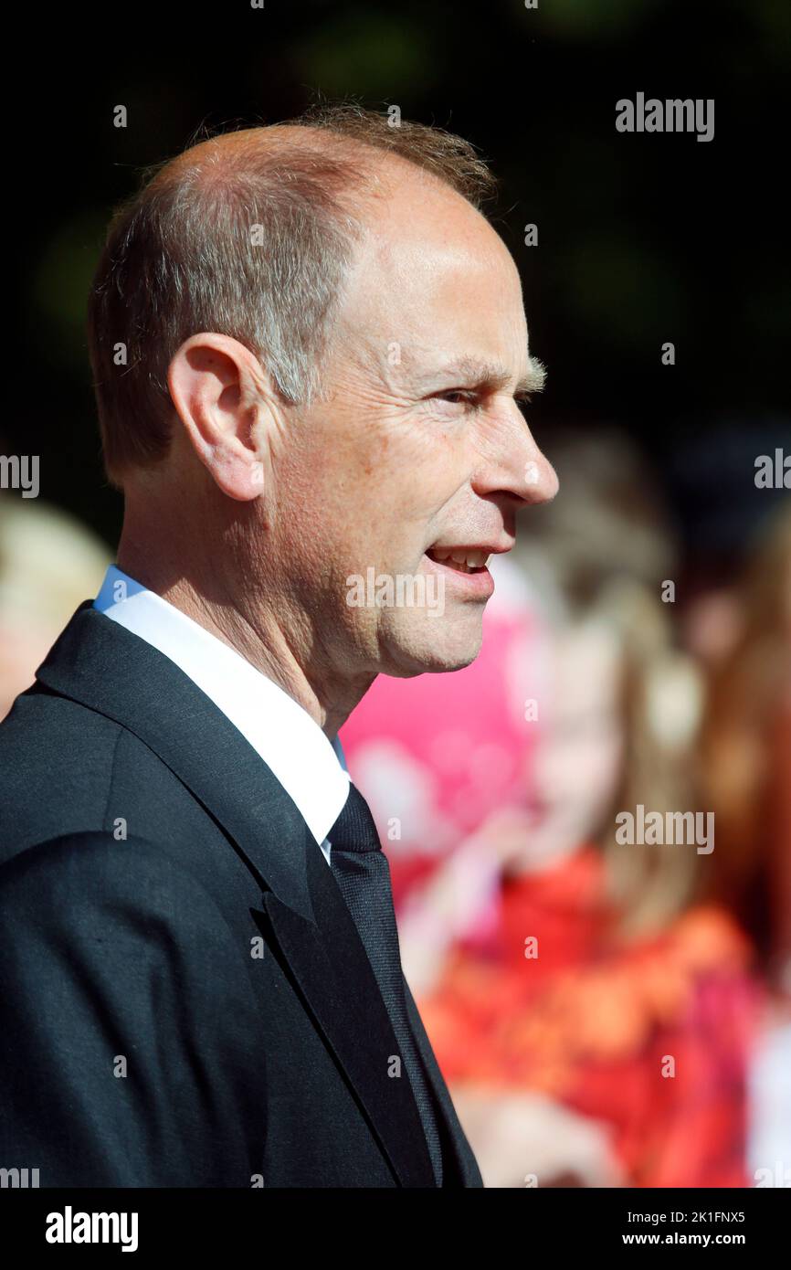 17. September 2022. Buckingham Palace, The Mall, London, England. Prinz Edward und Sophie Wessex, Duke und Herzogin Wessex machen einen Spaziergang vor dem Buckingham Palace und der Mall. Während die Stadt sich auf das Begräbnis Ihrer Majestät Königin Elizabeth II. Vorbereitet, wurden im gesamten Londoner Zentrum strenge Sicherheitsvorkehrungen mit einer starken Polizeipräsenz verhängt Die Königin wird am Montag, den 19.. September, begraben. (Foto von Charlie Varley/Sipa USA) Stockfoto